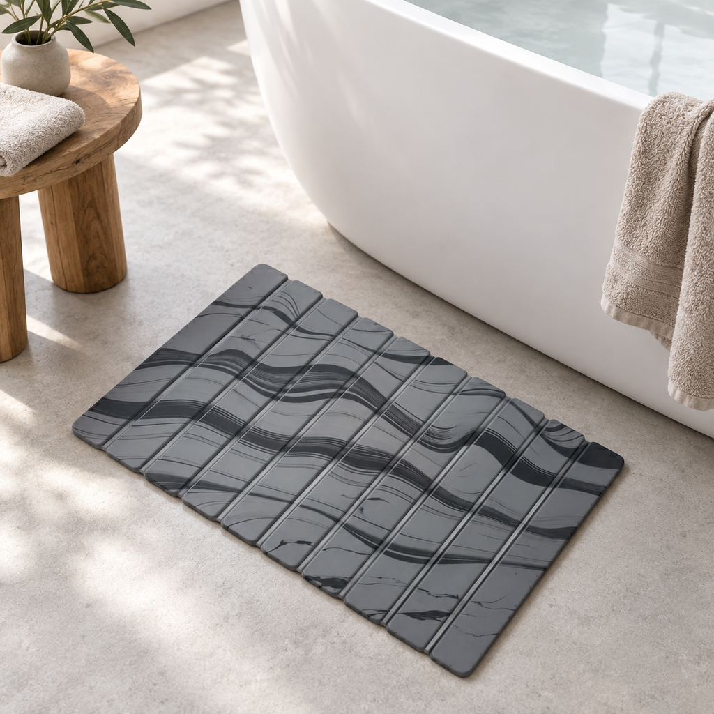 Caillebotis Diatomite Marbre – Gris Orage près d’une baignoire